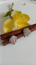 Load image into Gallery viewer, Little hammer leaf-shaped earrings